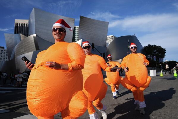 მორბენლები მადლიერების დღეს ლოს-ანჯელესის ცენტრში საქველმოქმედო გარბენში მონაწილეობენ. - Sputnik საქართველო