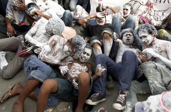 Восточнотиморские демонстранты, раскрасившие лица в белый цвет. - Sputnik Грузия