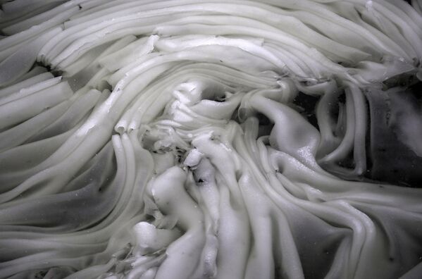 Намерзающий лtд на Москве-реке.  - Sputnik Грузия