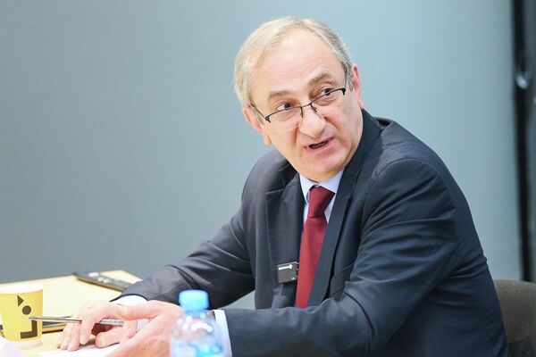 "Люди – это завтрашняя Грузия. Завтра они должны взять на себя лидерство в Грузии, иначе его возьмет на себя умный враг или глупый любитель, который будет делать полезную работу для врага. А это действительно превратит страну в своего рода служебное пространство для различных международных игроков", – объясняет эксперт. - Sputnik Грузия
