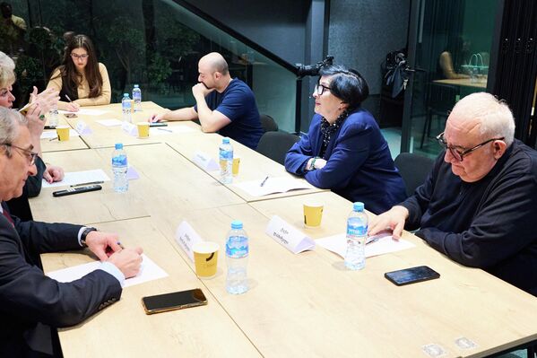 В течение нескольких часов участники встречи обсуждали проблемы, риски и вызовы, стоящие сегодня перед Грузией. - Sputnik Грузия