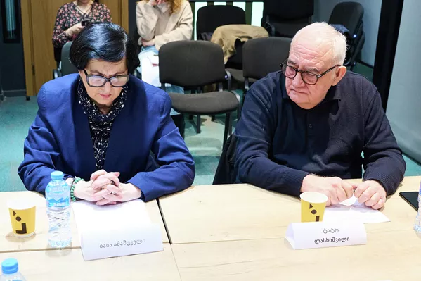 Амашукели вспомнила, как бывший глава евродипломатии Жозеп Боррель заявил, что Европа – это сад, а мир вокруг нее – джунгли: "Они считают нас дикарями, смотрят на нас, как на диких. Спасибо большое. Я лучше буду таким дикарем со своей историей, своими традициями и такой культурой. Я думаю, они нападают именно потому, что мы – нечто большее. Они видят, что мы – нечто большее, и им не нужна нация с такой культурой в какой-то одной непонятной точке", – сказала Амашукели. - Sputnik Грузия