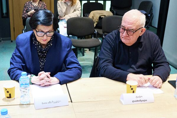 Амашукели вспомнила, как бывший глава евродипломатии Жозеп Боррель заявил, что Европа – это сад, а мир вокруг нее – джунгли: "Они считают нас дикарями, смотрят на нас, как на диких. Спасибо большое. Я лучше буду таким дикарем со своей историей, своими традициями и такой культурой. Я думаю, они нападают именно потому, что мы – нечто большее. Они видят, что мы – нечто большее, и им не нужна нация с такой культурой в какой-то одной непонятной точке", – сказала Амашукели. - Sputnik Грузия