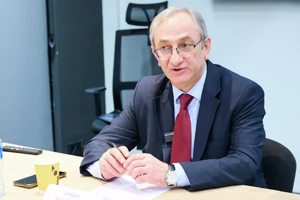 Но внешнее вмешательство может быть и не таким явным. Член попечительского совета Общественного вещателя Грузии Бондо Мдзинарашвили обратил внимание на другой факт: из страны вывозят талантливых людей. - Sputnik Грузия