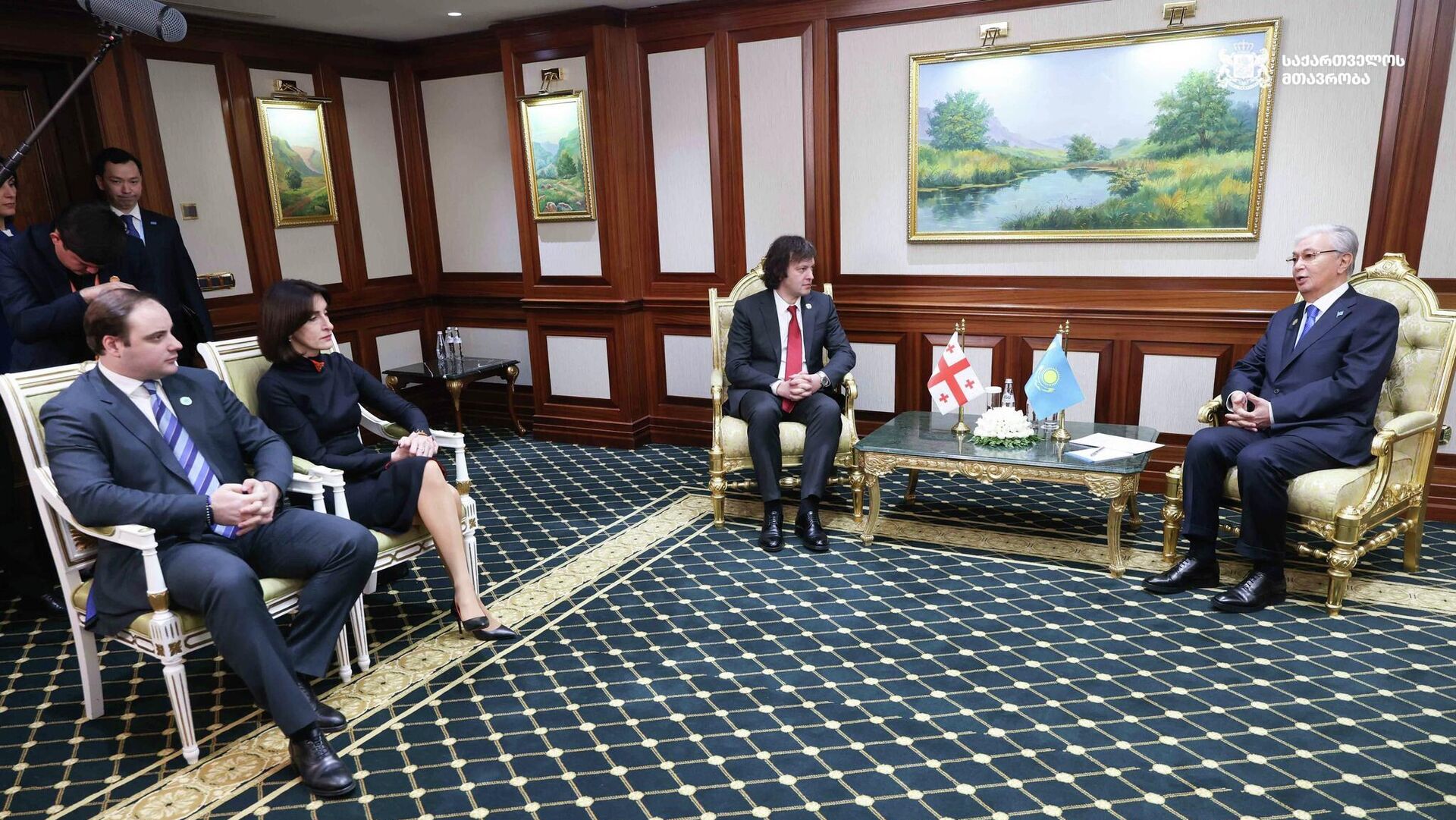 Премьер-министр Грузии Ираклий Кобахидзе с президентом Казахстана Касым-Жомартом Токаевым - Sputnik Грузия, 1920, 12.12.2025