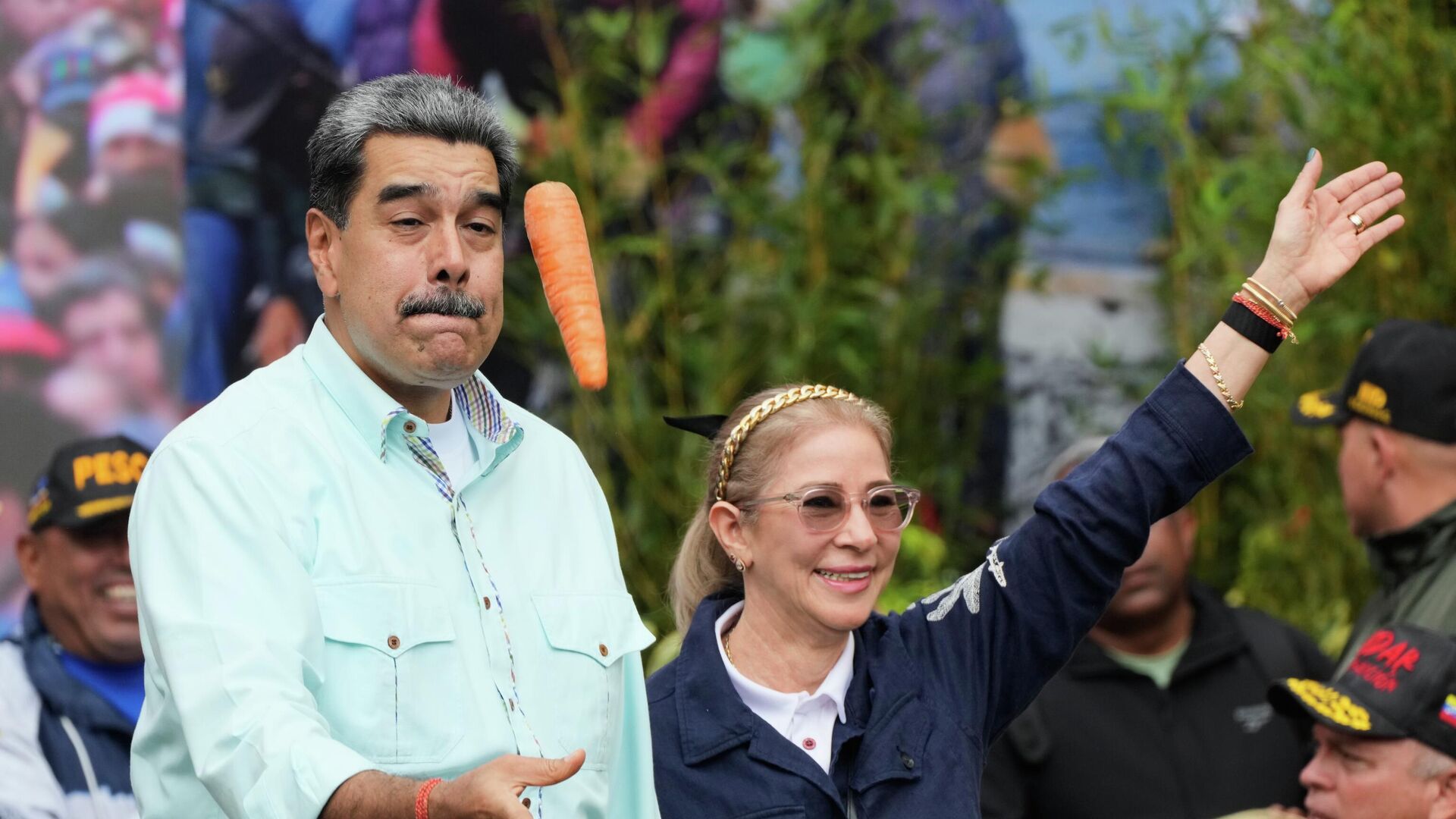 Президент Николас Мадуро бросает морковку рядом со своей женой Силией Флорес во время митинга в Каракасе, Венесуэла Президент Николас Мадуро бросает морковку рядом со своей женой Силией Флорес во время митинга в Каракасе, Венесуэла - Sputnik Грузия, 1920, 06.01.2026