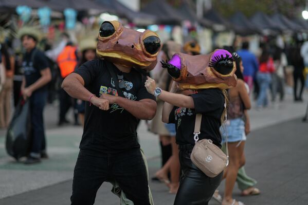 Поклонники пуэрториканской музыкальной звезды Bad Bunny позируют для фотографии перед концертом в рамках его тура "DeBÍ TiRAR MáS FOToS" в Мехико. Поклонники пуэрториканской музыкальной звезды Bad Bunny позируют для фотографии перед концертом в рамках его тура "DeBÍ TiRAR MáS FOToS" в Мехико. - Sputnik Грузия