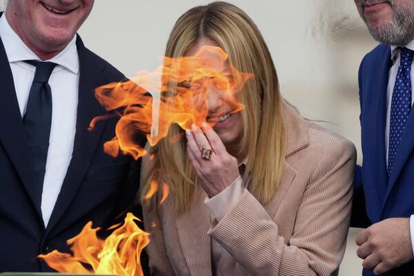 Премьер-министр Италии Джорджия Мелони смеется во время церемонии зажжения огня на зимних Олимпийских играх 2026 года в Милане. Премьер-министр Италии Джорджия Мелони смеется во время церемонии зажжения огня на зимних Олимпийских играх 2026 года в Милане. - Sputnik Грузия