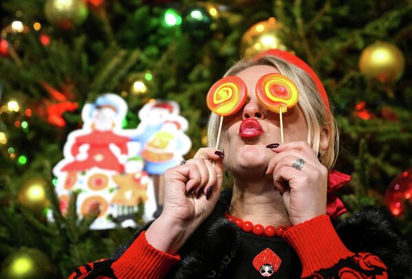 ქალაქის მკვიდრი მოსკოვის წითელ მოედანზე გამართულ საახალწლო GUM-ბაზრობაზე. - Sputnik საქართველო