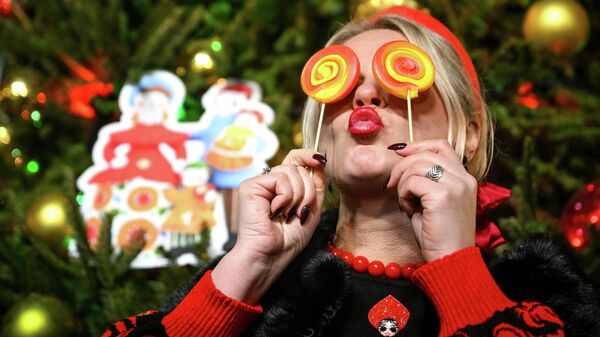 Горожанка на новогодней ГУМ-ярмарке на Красной площади в Москве, Россия - Sputnik საქართველო