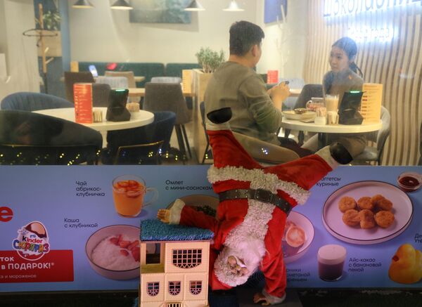 საახალწლო დეკორაციებით მორთული კაფის ვიტრინა, სანკტ-პეტერბურგი. - Sputnik საქართველო