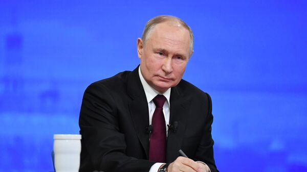 Владимир Путин отвечает на вопросы граждан и журналистов в ходе Прямой линии в Москве - Sputnik Грузия