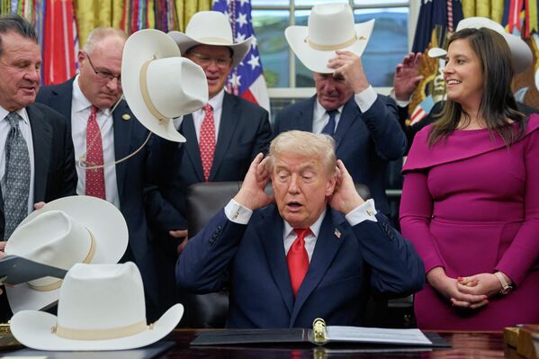 Президент Дональд Трамп в шутку поправляет волосы, чтобы сфотографироваться с членами мужской олимпийской хоккейной команды США 1980 года, в Овальном кабинете Белого дома в Вашингтоне. - Sputnik Грузия