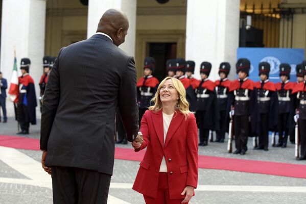 Премьер-министр Италии Джорджия Мелони принимает президента Республики Мозамбик Даниэля Франсиско Чапо в Палаццо-Киджи в Риме. - Sputnik Грузия