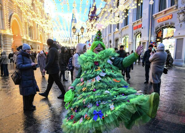 Прохожие и артист на Никольской улице в Москве - Sputnik Грузия