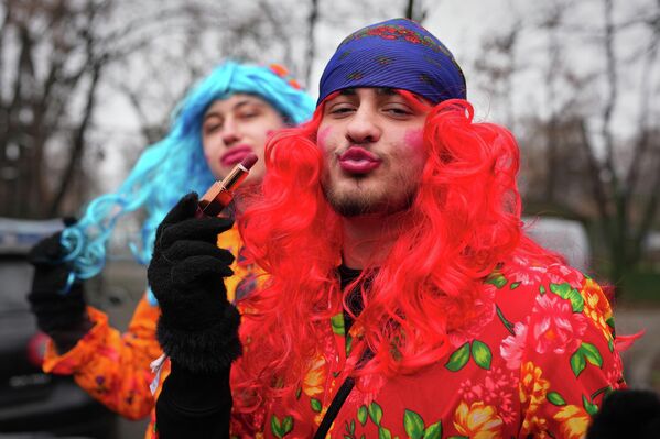 Участники фольклорных коллективов перед началом фестиваля рождественских и новогодних традиций в Национальном музее деревни имени Димитрие Густи в Бухаресте, Румыния. - Sputnik Грузия