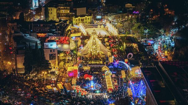 Предновогодний Тбилиси: иллюминация, елка и Новогодняя деревня 2026 - Sputnik Грузия