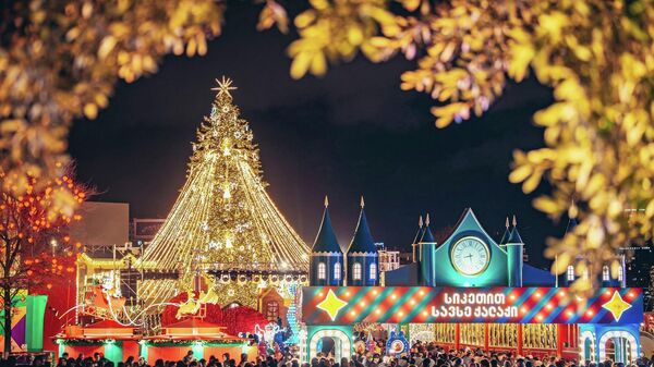 Предновогодний Тбилиси: иллюминация, елка и Новогодняя деревня 2026 - Sputnik Грузия
