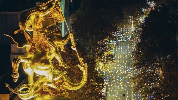 Предновогодний Тбилиси: иллюминация, елка и Новогодняя деревня 2026 - Sputnik Грузия