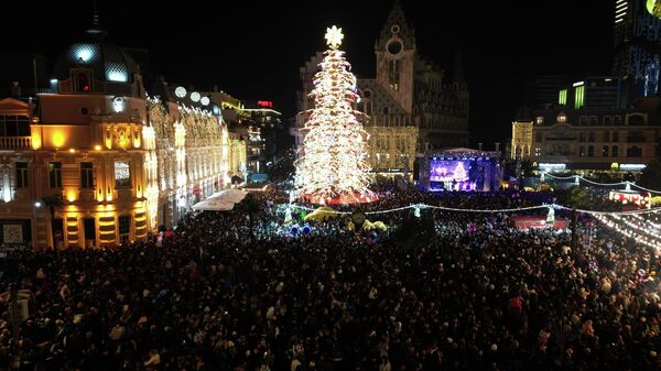 Предновогодний Батуми: иллюминация, елка и Новогодняя деревня 2026 - Sputnik Грузия