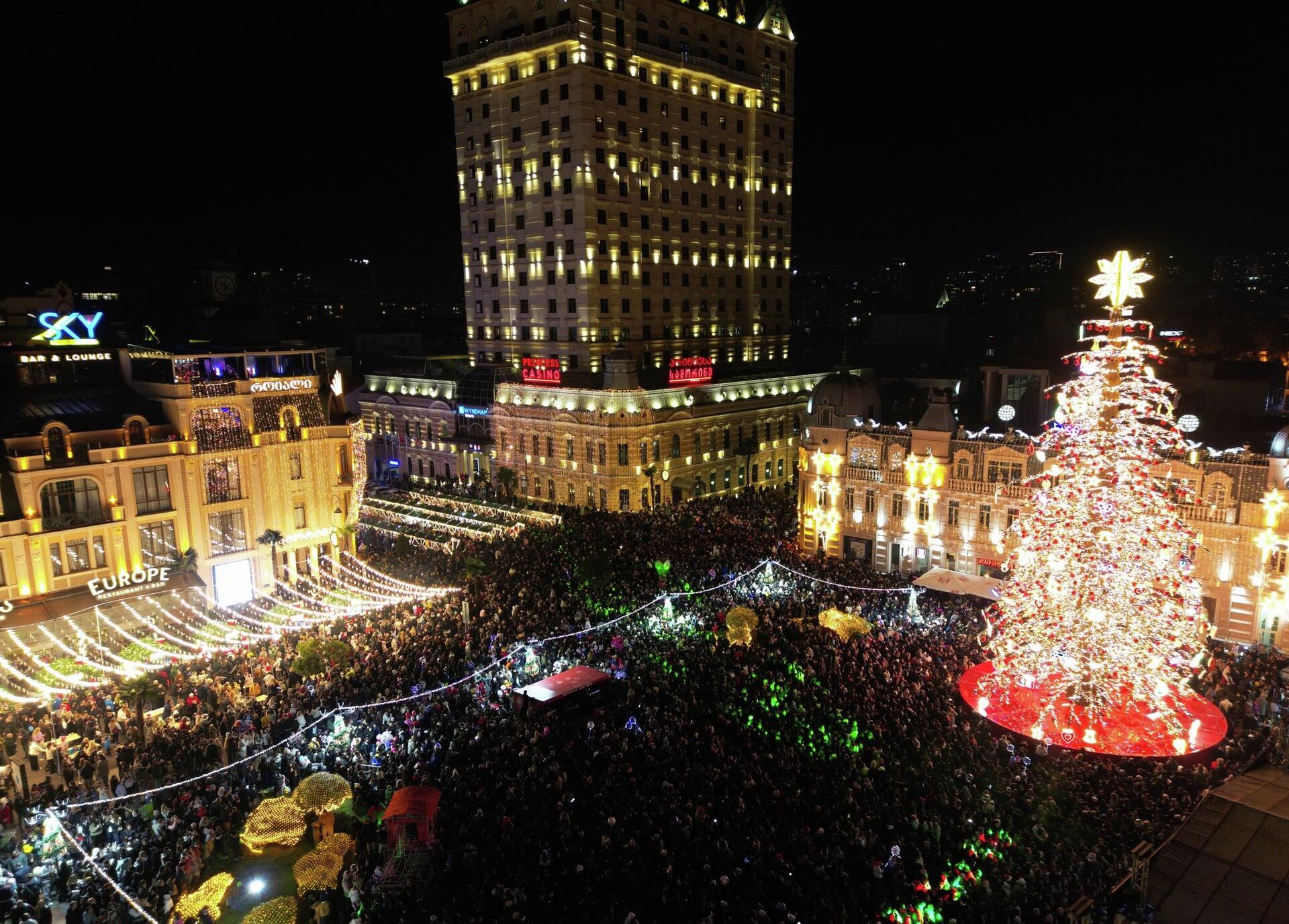 Предновогодний Батуми: иллюминация, елка и Новогодняя деревня 2026 - Sputnik Грузия, 1920, 21.12.2025