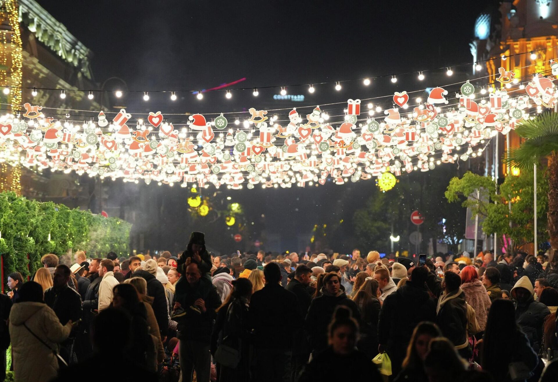 Предновогодний Батуми: иллюминация, елка и Новогодняя деревня 2026 - Sputnik Грузия, 1920, 21.12.2025