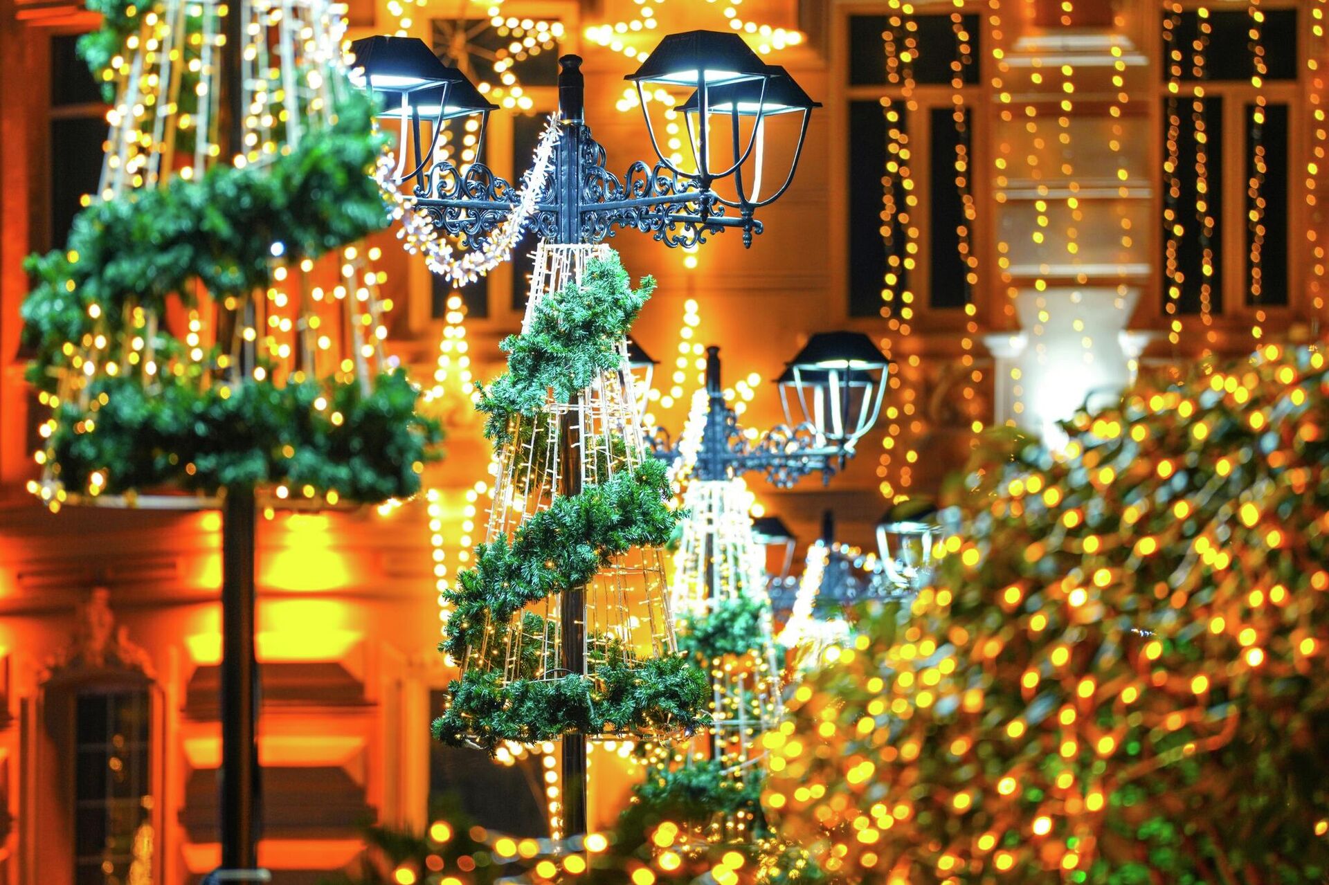 Предновогодний Батуми: иллюминация, елка и Новогодняя деревня 2026 - Sputnik Грузия, 1920, 21.12.2025