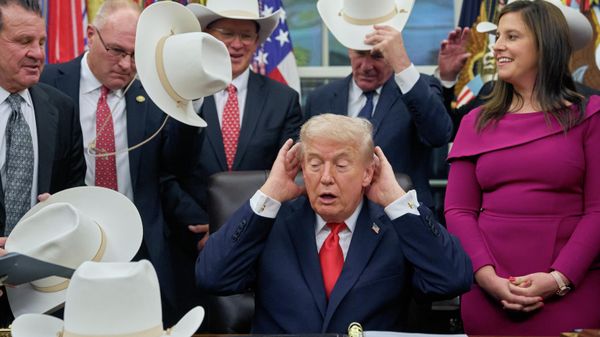 Президент Дональд Трамп в шутку поправляет волосы, чтобы сфотографироваться с членами мужской олимпийской хоккейной команды США 1980 года, в Овальном кабинете Белого дома в Вашингтоне - Sputnik Грузия