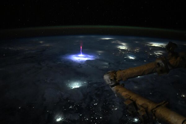 Астронавт NASA Николь Айерс с борта МКС сняла редкий вид молний – спрайт. - Sputnik Грузия