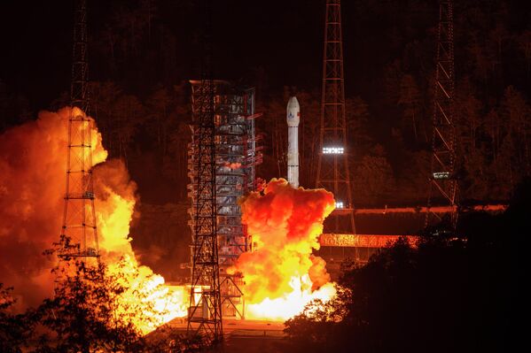 Ракета-носитель Long March-3B Y110 с китайским зондом Тяньвэнь-2 стартует с космодрома Сичан в провинции Сычуань, Китай. - Sputnik Грузия