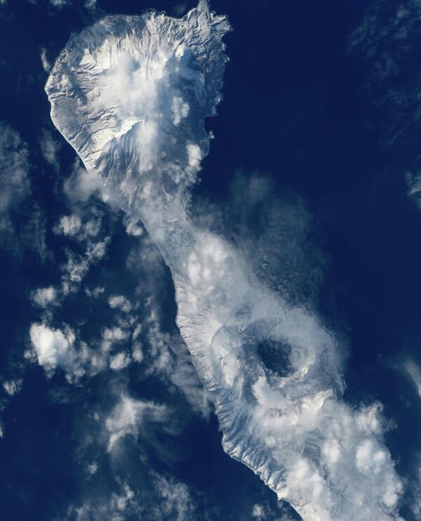 Вид на вулкан Заварицкого, озеро Бирюзовое и гору Мильна на острове Симушир Большой Курильской гряды. - Sputnik Грузия