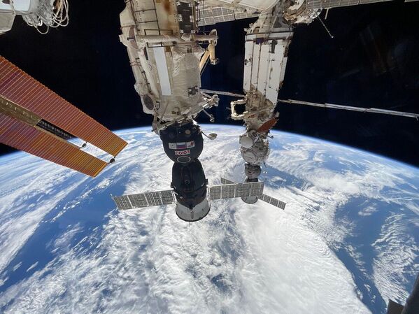 Съемка из иллюминатора купола в день, когда впервые в истории МКС заняты все стыковочные узлы. - Sputnik Грузия