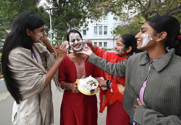 Студентки угощают друг друга тортами во время рождественских празднований в женском колледже в Патне, Индия. - Sputnik Грузия