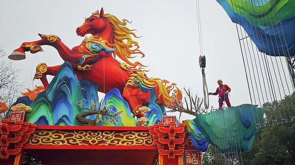 Рабочий в китайском Нанкине устанавливает гигантский фонарь в виде лошади, чтобы встретить наступающий китайский Новый год 2026. В этом году Год Красной Огненной Лошади по восточному календарю наступит 17 февраля 2026 года. - Sputnik Грузия