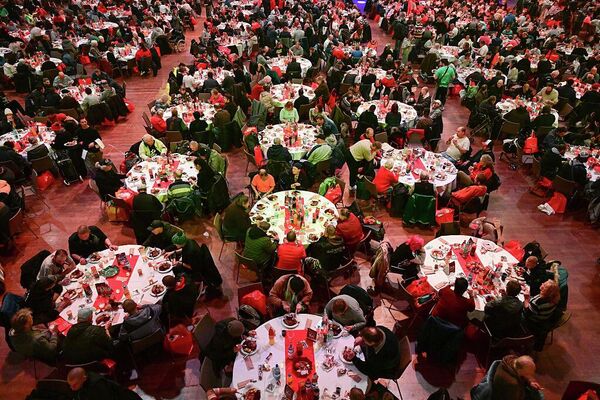 Рождественская вечеринка в поддержку бездомных и нуждающихся в Берлине. - Sputnik Грузия