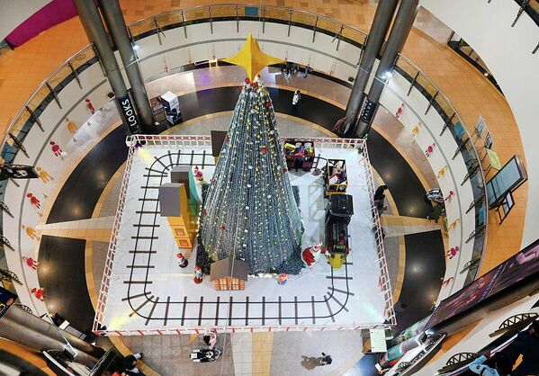 12-метровая рождественская елка и игрушечные поезда в торговом центре GIP Mall в Нойде, Индия. - Sputnik Грузия