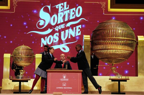 Дети из мадридской школы Сан-Ильдефонсо выбирают номера лотерейных билетов во время ежегодного рождественского розыгрыша лотереи, известной как "Эль Гордо" или "Толстяк", в мадридском театре "Реал", Испания. - Sputnik Грузия