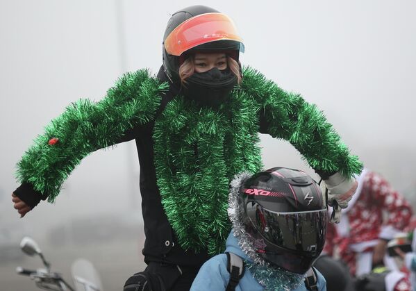 თოვლის ბაბუების მოტორბოლის მონაწილე, კრასნოდარი.  - Sputnik საქართველო