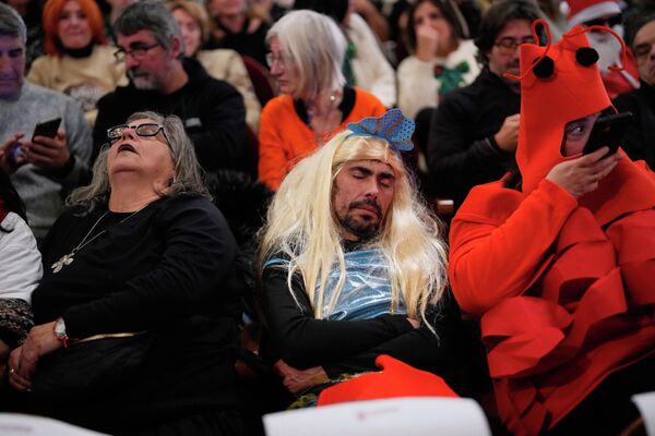  მადრიდის თეატრ „რეალში“ ყოველწლიური საშობაო ლატარიის გათამაშების მომლოდინეები, ესპანეთი. - Sputnik საქართველო