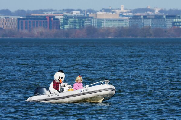  საშობაო პერსონაჟები მონაწილეობენ ღონისძიებაში „სანტას წყლის თხილამურები“, ალექსანდრია, აშშ. - Sputnik საქართველო