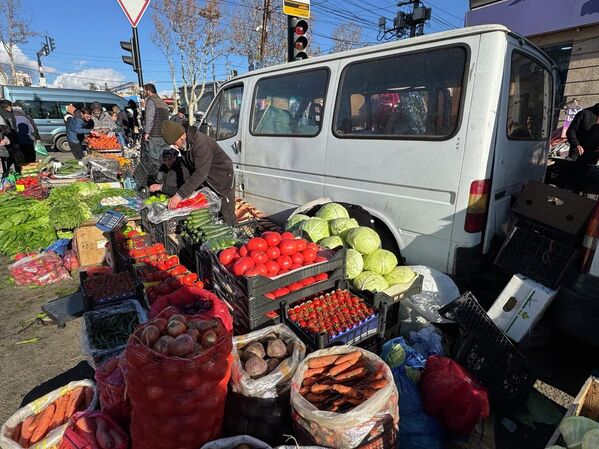 А кто-то и сам торгует прямо с автомобиля, стоящего у рынка на дороге.  - Sputnik Грузия