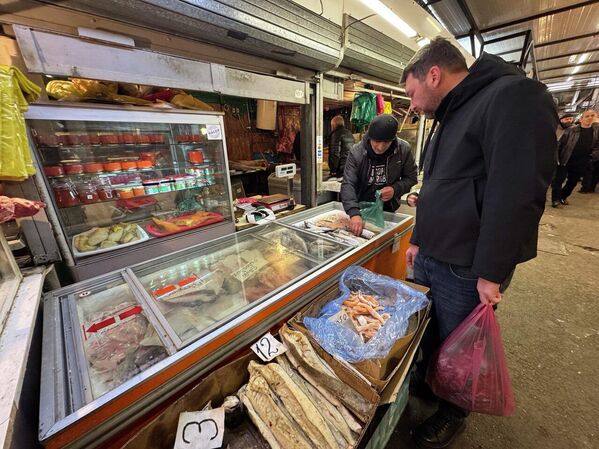 Рядом ряды с замороженными продуктами.  - Sputnik Грузия