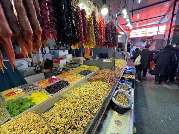 Грузинские сладости, такие как тклапи, гозинаки, чурчхела, пеламуши, традиционно присутствуют на новогоднем столе в Грузии. - Sputnik Грузия