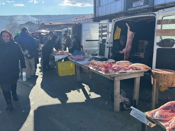 Торговля ведется прямо с машин и с прилавков вдоль проезжей части дорог .  - Sputnik Грузия