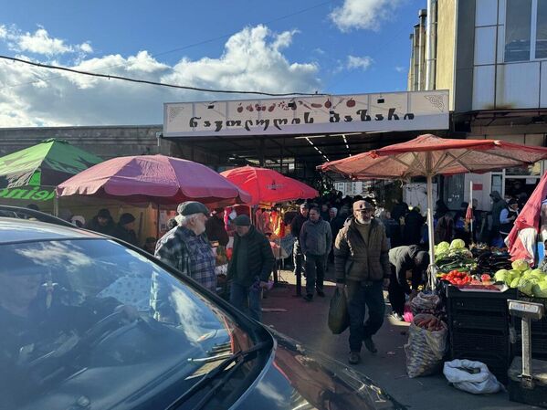 Многие цены на рынке намного дешевле тех, что в магазине у дома.  - Sputnik Грузия