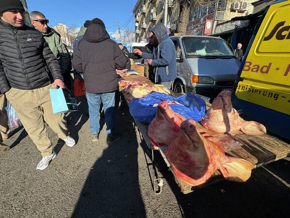 Но вокруг рынков такое плотное движение машин, что водители теряют при поездках как время, так и деньги – за парковку и горючее.  - Sputnik Грузия