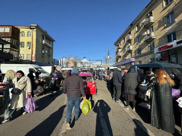 Перед Новым годом на тбилисских продуктовых рынках всегда очень много людей. - Sputnik Грузия