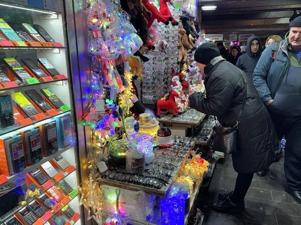 Тут же можно приобрести гирлянды и различные новогодние украшения.  - Sputnik Грузия