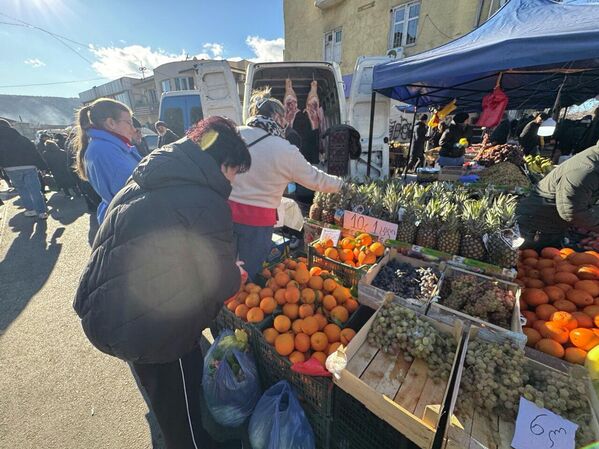 Продавцов так много, что в новогодние дни они просто не помещаются в помещениях рынка. - Sputnik Грузия