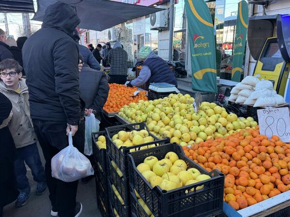 На мандарины цены на рынке в два раза ниже, чем в обычных продуктовых магазинах в центре Тбилиси.  - Sputnik Грузия
